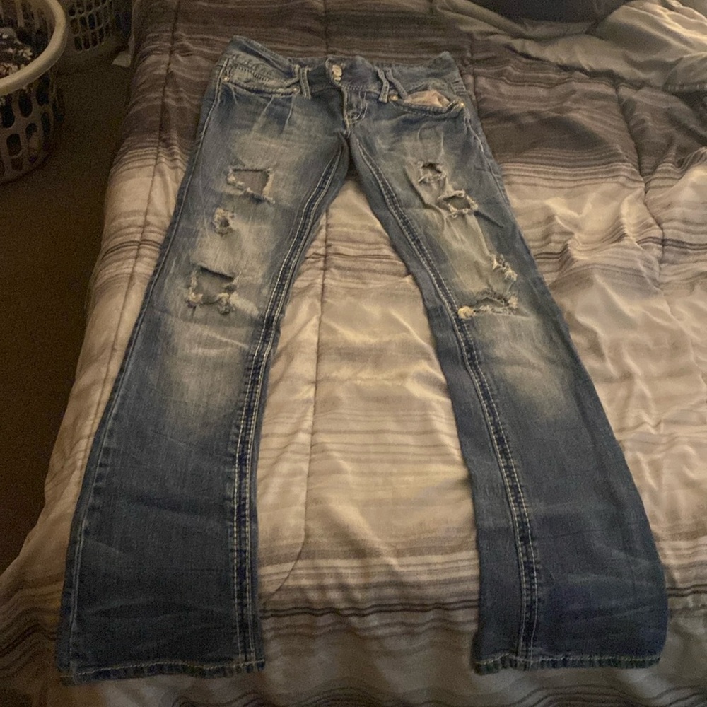 Like new size 5 Junior jeans, boot cut that’s great holes and legs made that way